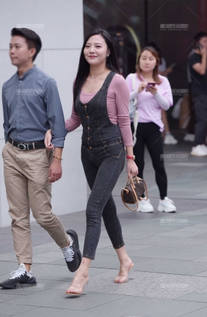 高跟长腿美女