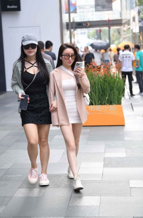街拍白短裙美腿mm