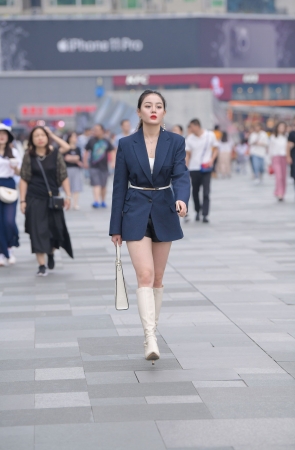 高挑，优雅的长腿美女