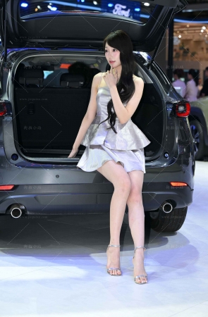 美腿凉高车模小姐姐