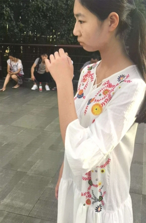 白色连衣裙MM