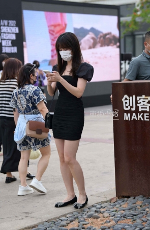 抓拍黑色短裙美腿小姐姐