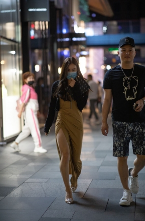 紧身长裙气质美女