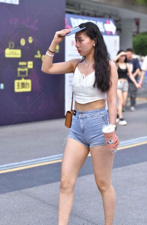 好身材紧身热裤美腿美眉