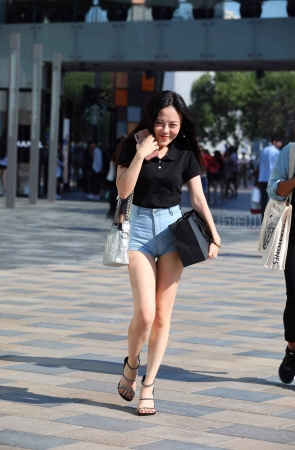 街拍高燕紧身热裤美眉