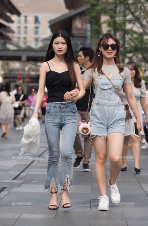 高跟紧身牛子美女