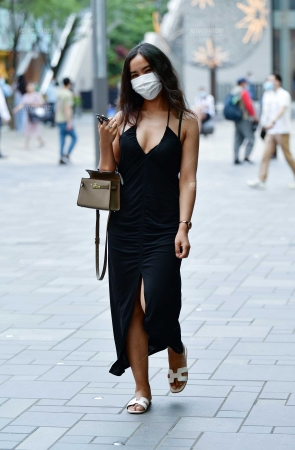 &笑呵呵丰腴黑裙美女