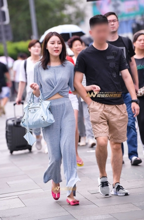 温和典雅的美女