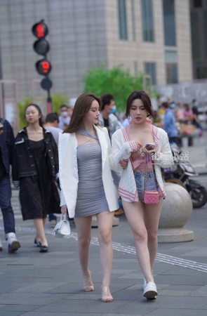 街拍性感白皙姐妹