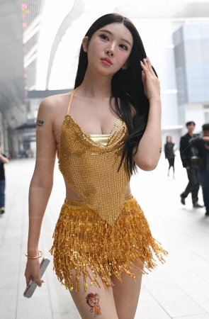 2531-41=105√土豪金热裤美女 12P