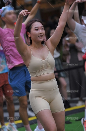 挥撒热汗的米色五分钟