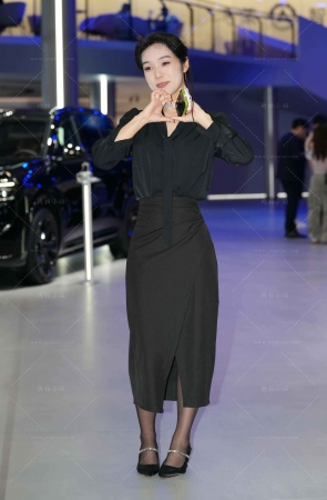 黑色裙下的黑丝~