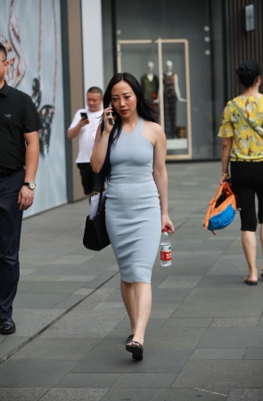 紧身裙少妇