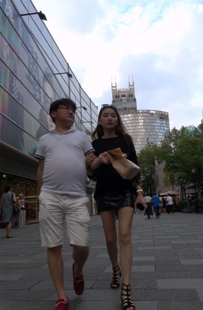 黑T恤小短裙性感美腿美女