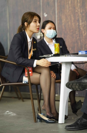 休息中的黑丝美女