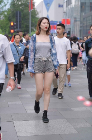 小姐姐一副冷酷的表情