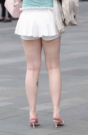23426-17=64√微胖大白腿，凉拖女 15P