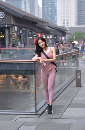 &搭讪紧身瑜伽裤美女&
