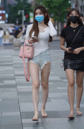 浅蓝色牛仔短裤街拍