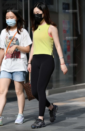 &黑紧身裤美女&