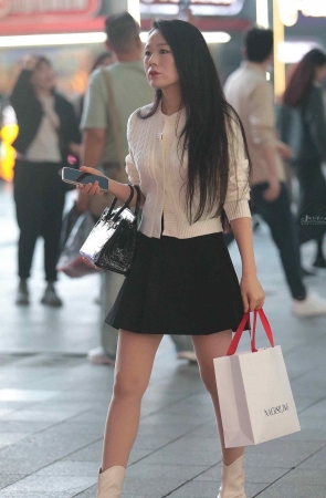 街拍肉丝短裙少妇