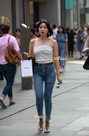 饱满紧牛女孩