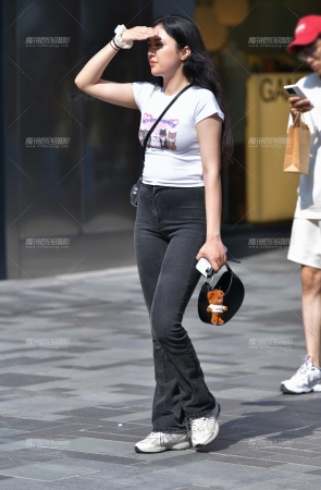 &灰色紧身牛仔裤美女