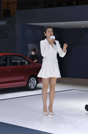 白裙丝袜高跟鞋主持人