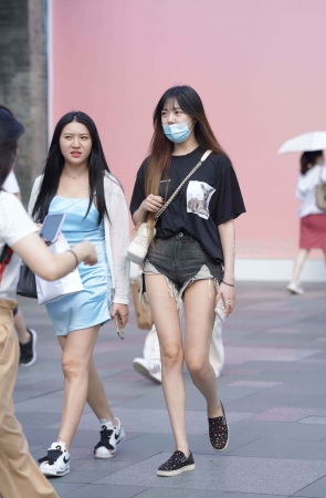 街拍青春热牛小妞与闺蜜