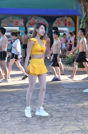 泳装还配丝的小姐姐