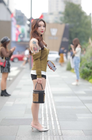 黑色热裤美腿凉高香肩