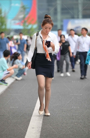 成熟韵味丝腿销售美女下班 [18P]