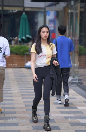 街拍紧身裤小妹
