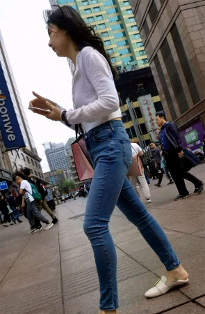 白衣街拍牛仔清新美丽小姐姐