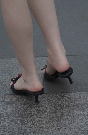 白皙美腿白衬衫妹子