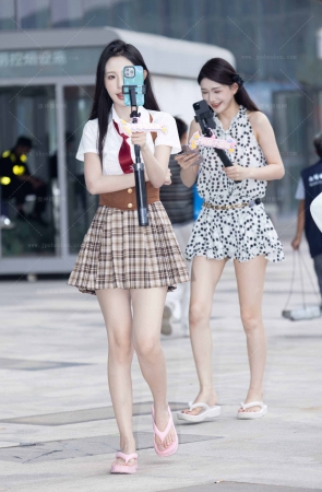 LB532-41P 成都车展-小锦怡&amp;小李爱吃姜两个美腿小仙女下班