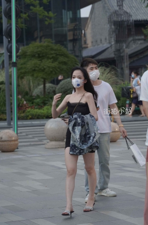 街拍性感包臀裙女友