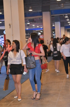 甜美气质牛仔裤美女