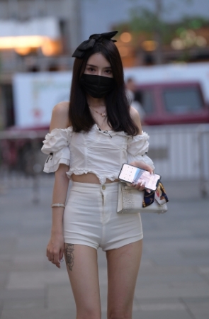 性感白热裤美眉，又万万没想到~