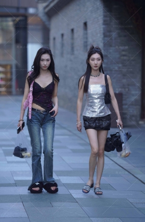 街拍牛仔裤美女跟闺蜜