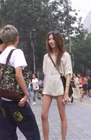 广场街拍极品大长腿漂亮美女