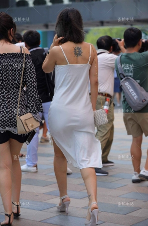 街拍白裙美眉