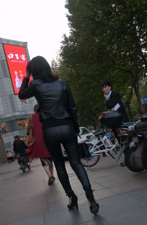 皮衣皮裤性感高跟美女
