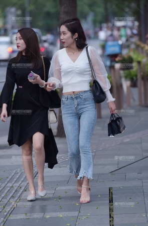 逛街的美女