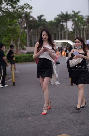 街拍高挑短裙小姐姐