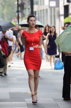上班的红裙美妇