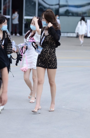 黑色吊带包屯裙