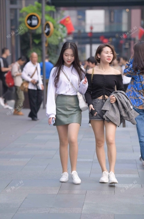 街拍小短裙女孩