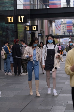 视觉冲击街拍作品 - 身材不错的紧牛小姐姐