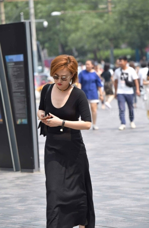 街拍黑色长裙干练美女
